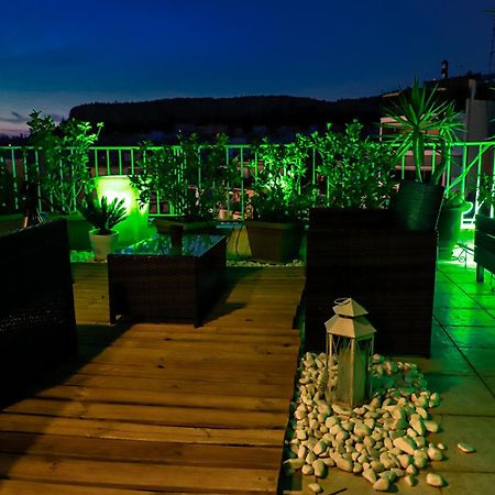 Apartamento Renovated Studio With Roof Garden Access, 15 M Walk To Acropolis Atenas Exterior foto