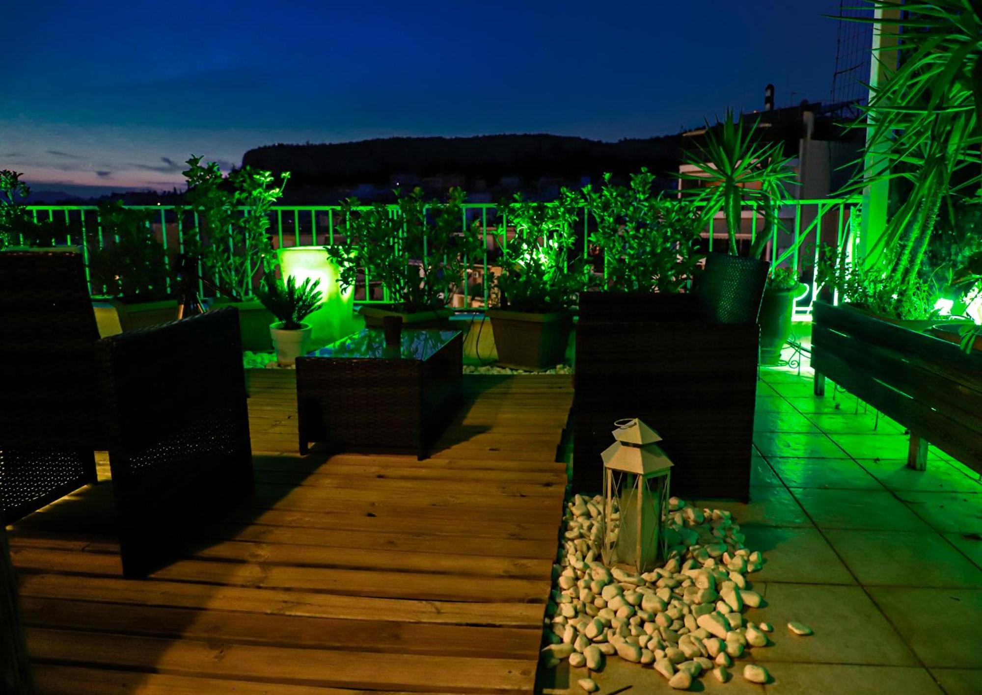 Apartamento Renovated Studio With Roof Garden Access, 15 M Walk To Acropolis Atenas Exterior foto